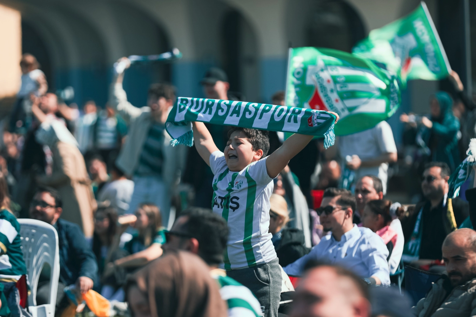 Bursaspor taraftarları Millet Bahçesi'nde dev ekrandan maçı coşkuyla izliyor