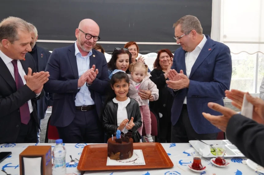 CHP Ayvalık'ta birlik ve beraberlik temalı kahvaltı etkinliği