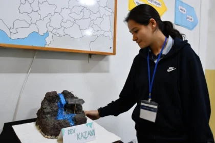 Bilecik'te liseli öğrenciler geri dönüşüm malzemeleriyle yaptıkları coğrafi şekil maketlerini sergiliyor.