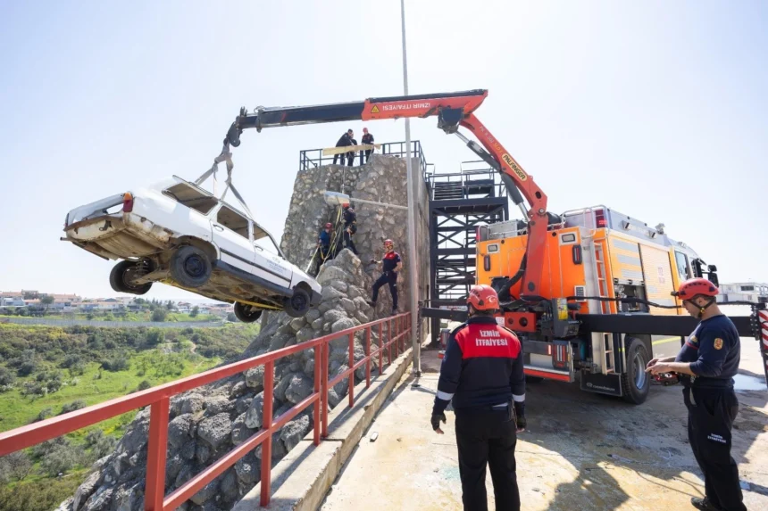 İzmir İtfaiyesi personelinin 'Head Fire Project' eğitimi sırasında duman altında hayat kurtarma tatbikatı.