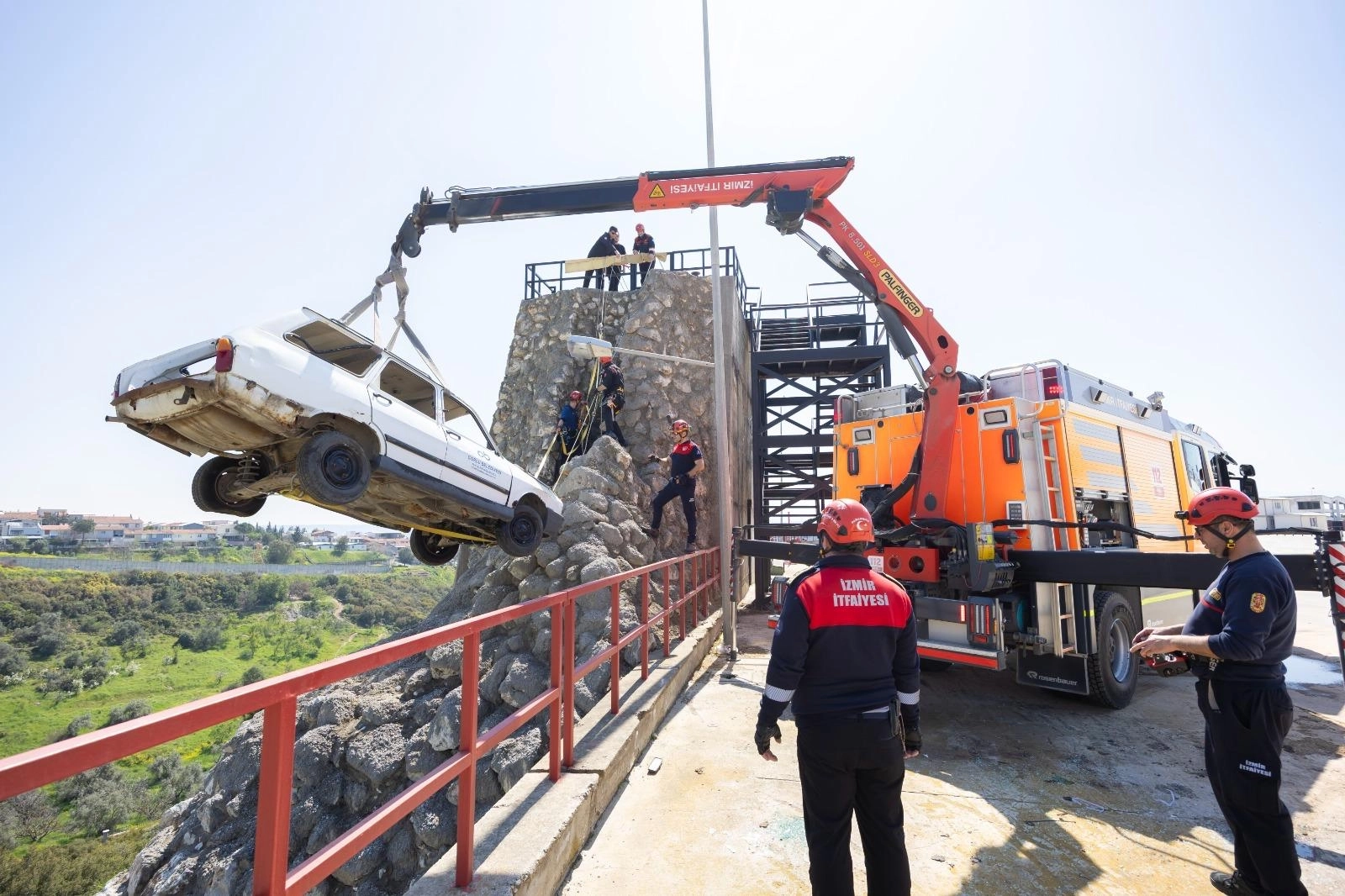 İzmir İtfaiyesi personelinin 'Head Fire Project' eğitimi sırasında duman altında hayat kurtarma tatbikatı.