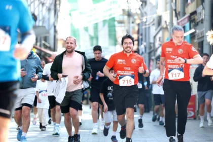 Bursa Osmangazi Tarihi Kent Koşusu'nda sporcular ve protokol üyeleri