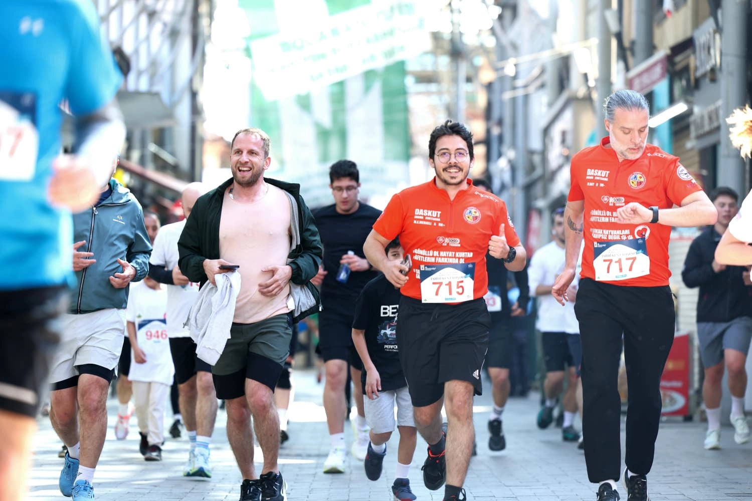 Bursa Osmangazi Tarihi Kent Koşusu'nda sporcular ve protokol üyeleri