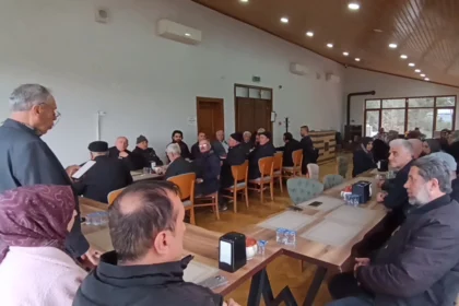 AK Parti Pazaryeri İlçe Başkanı Yaşar Karabey'in muhalefeti eleştirdiği toplantıdan genel görünüm