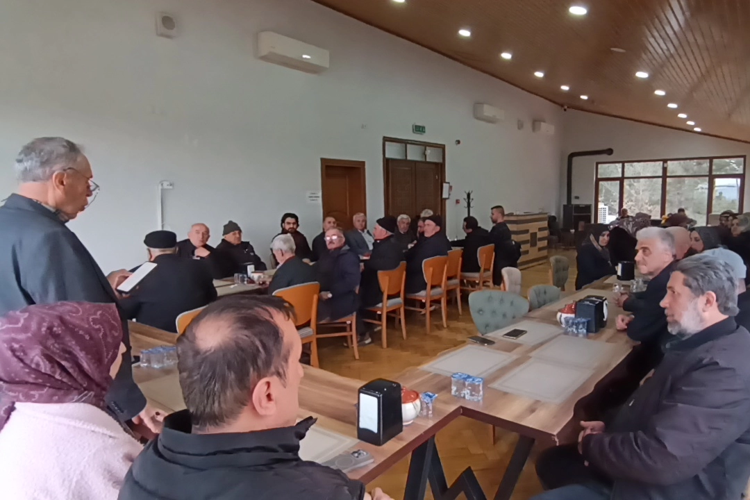 AK Parti Pazaryeri İlçe Başkanı Yaşar Karabey'in muhalefeti eleştirdiği toplantıdan genel görünüm