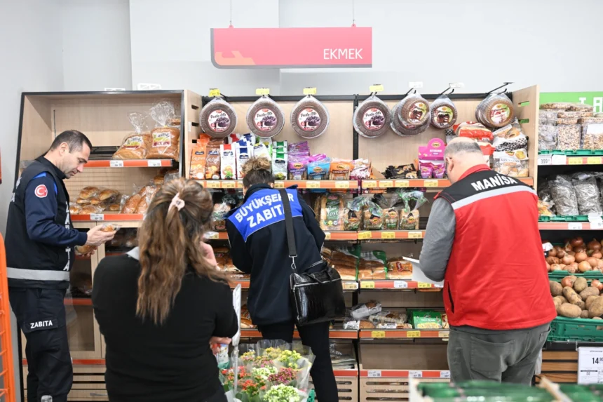Manisa Büyükşehir Belediyesi zabıta ekipleri marketlerde gıda güvenliği denetimi yapıyor