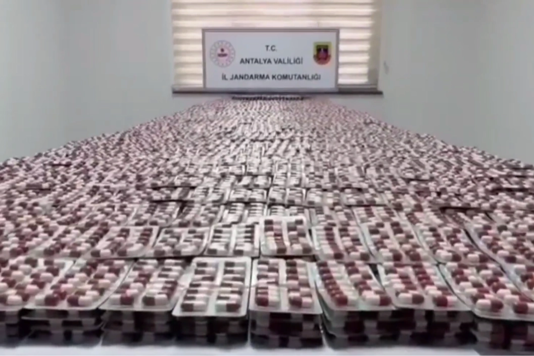 Antalya'da düzenlenen uyuşturucu operasyonunda ele geçirilen sentetik ecza hapları ve tutuklanan şüpheliler