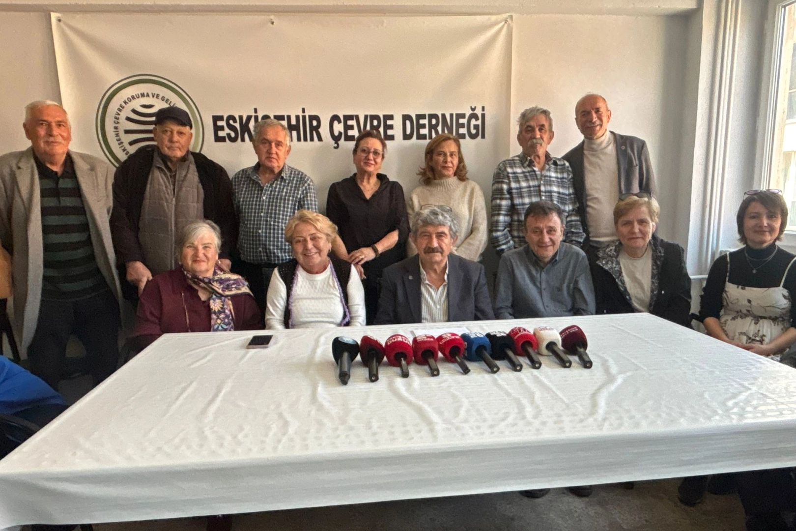 Eskişehir'de eski devlet hastanesi arazisinin özelleştirilmesine tepki gösteren halk ve dernek üyeleri