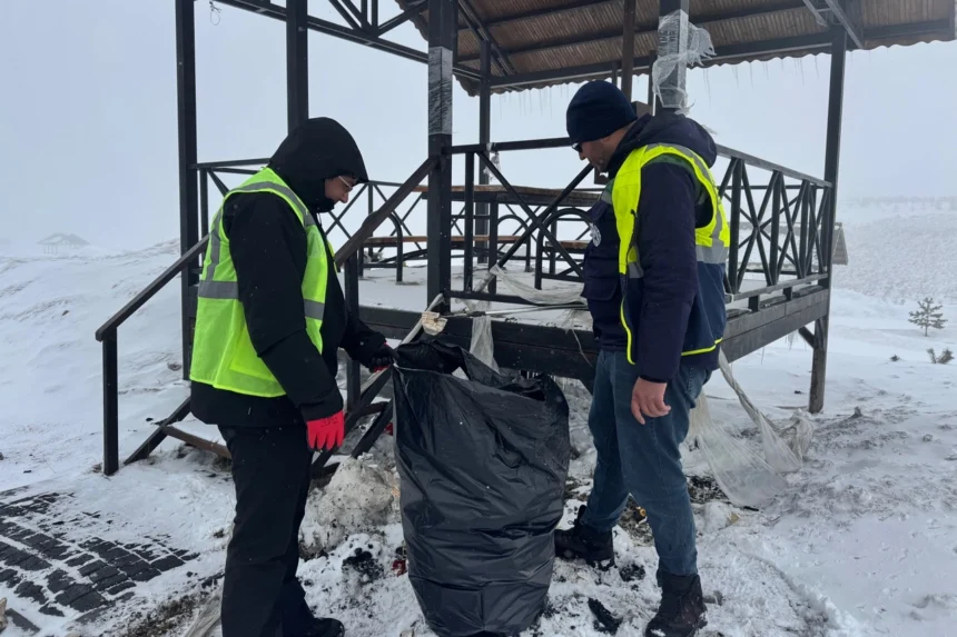 Kayseri Erciyes Dağı'nda Büyükşehir Belediyesi tarafından yapılan çevre temizliği çalışması