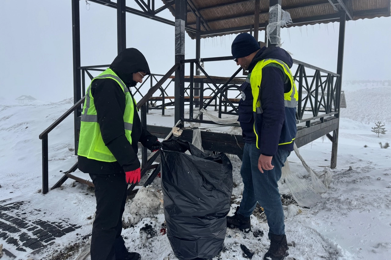 Kayseri Erciyes Dağı'nda Büyükşehir Belediyesi tarafından yapılan çevre temizliği çalışması