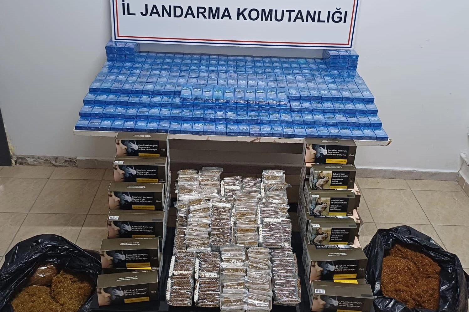 Bursa İnegöl'de jandarma ekiplerinin kaçak sigara ve tütün operasyonu sonucunda ele geçirilen malzemeler