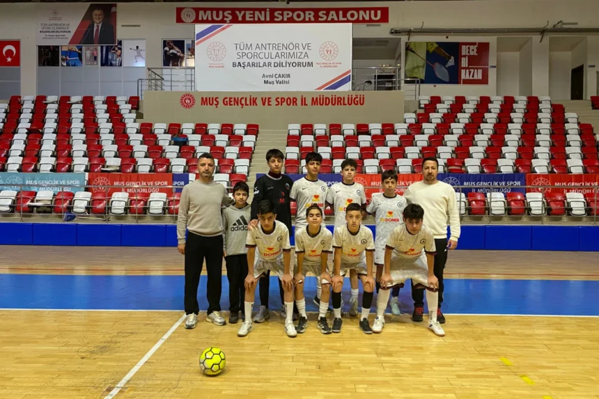 Mardin Kasımiye Ortaokulu Futsal Takımı Muş Bölge Şampiyonası'nda kupayla