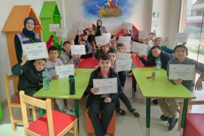 İzmit Kadın Girişimciler Merkezi (İZGİM) öğrencileri ağırlayarak onlara girişimcilik ve el sanatları hakkında bilgi verdi.