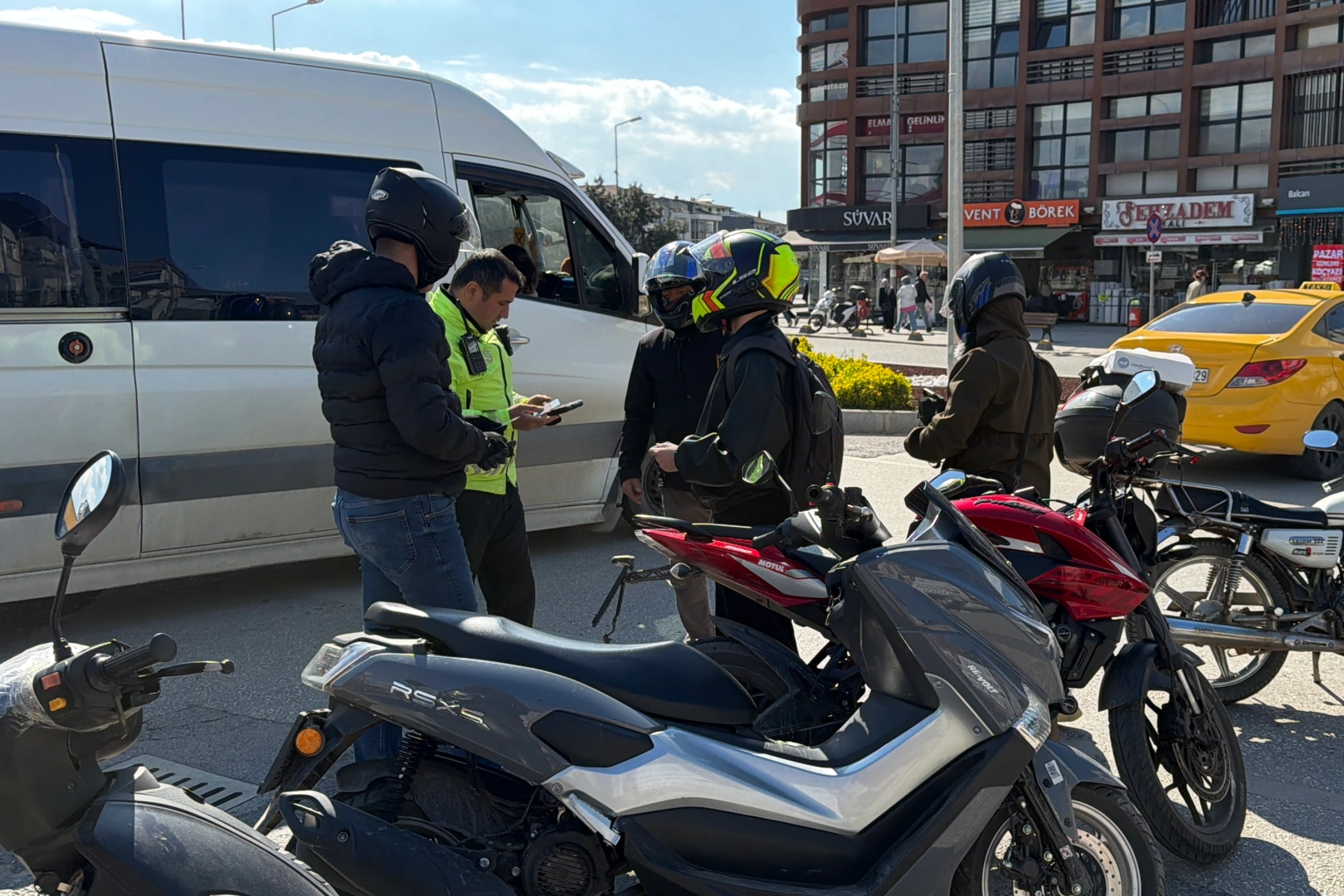 Düzce'de trafik polisleri tarafından motosiklet sürücülerine yönelik yapılan denetimler