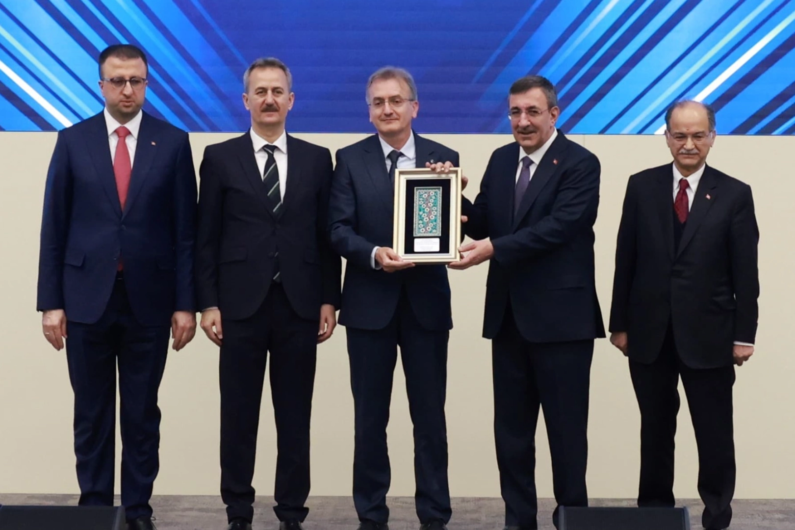 Prof. Dr. Sedat Alkoy'a ASELSAN tarafından verilen üniversite-savunma sanayii iş birliği ödülü