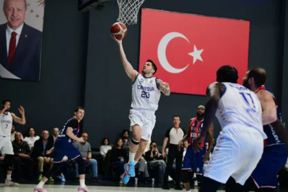 Çayırova Belediyesi basketbol takımı oyuncuları maç sonrası sevinç yaşıyor