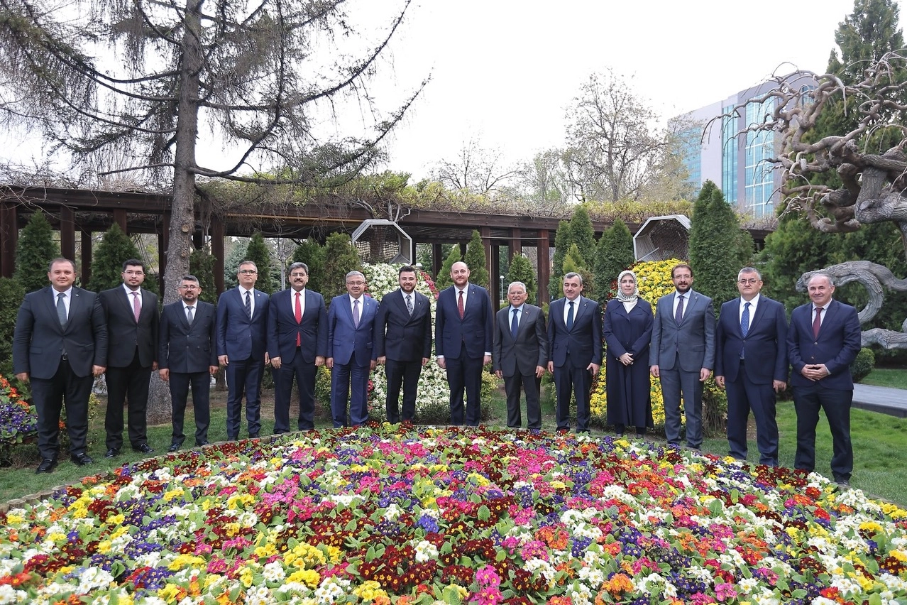 AK Parti Genel Başkan Yardımcısı Ahmet Büyükgümüş, Kayseri Büyükşehir Belediye Başkanı Memduh Büyükkılıç ile bir araya geldi.