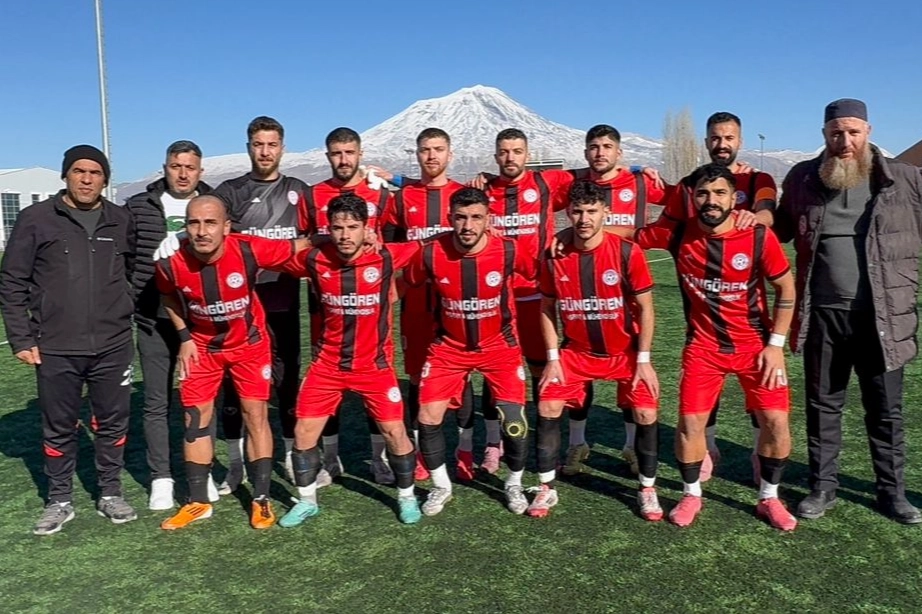 Doğubayazıt FK ve Ardahan Spor futbolcuları sahadan.