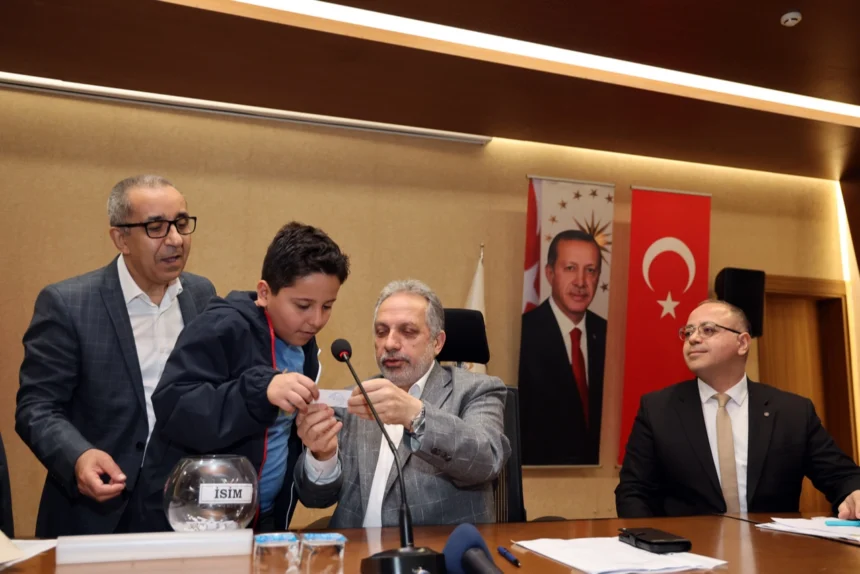 Talas Belediyesi'nin Mevlana Mahallesi Menekşe Siteleri'ndeki kentsel dönüşüm projesi kapsamında hak sahipleri için noter huzurunda yapılan kura çekimi töreni