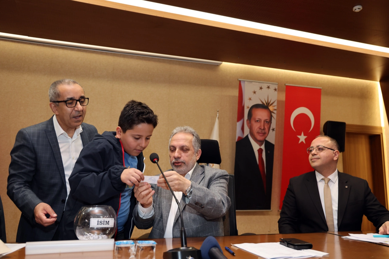 Talas Belediyesi'nin Mevlana Mahallesi Menekşe Siteleri'ndeki kentsel dönüşüm projesi kapsamında hak sahipleri için noter huzurunda yapılan kura çekimi töreni