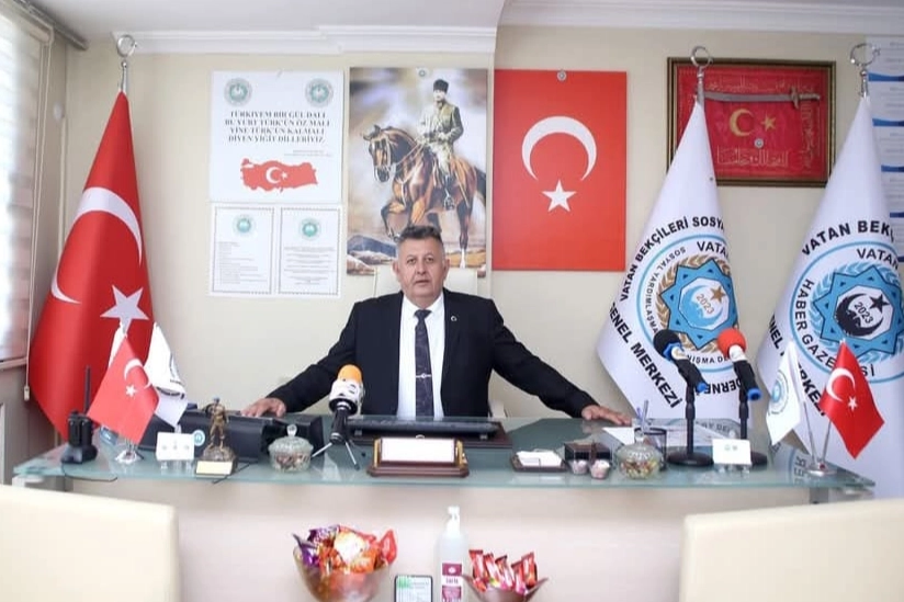 Okul önünde güvenlik önlemleri alan polis ve güvenlik görevlileri