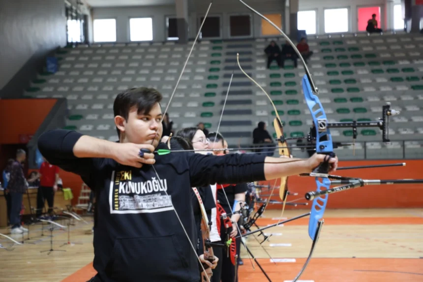 Bursa İnegöl'de 9. Okullar Arası Spor Festivali'nde okçuluk müsabakaları.