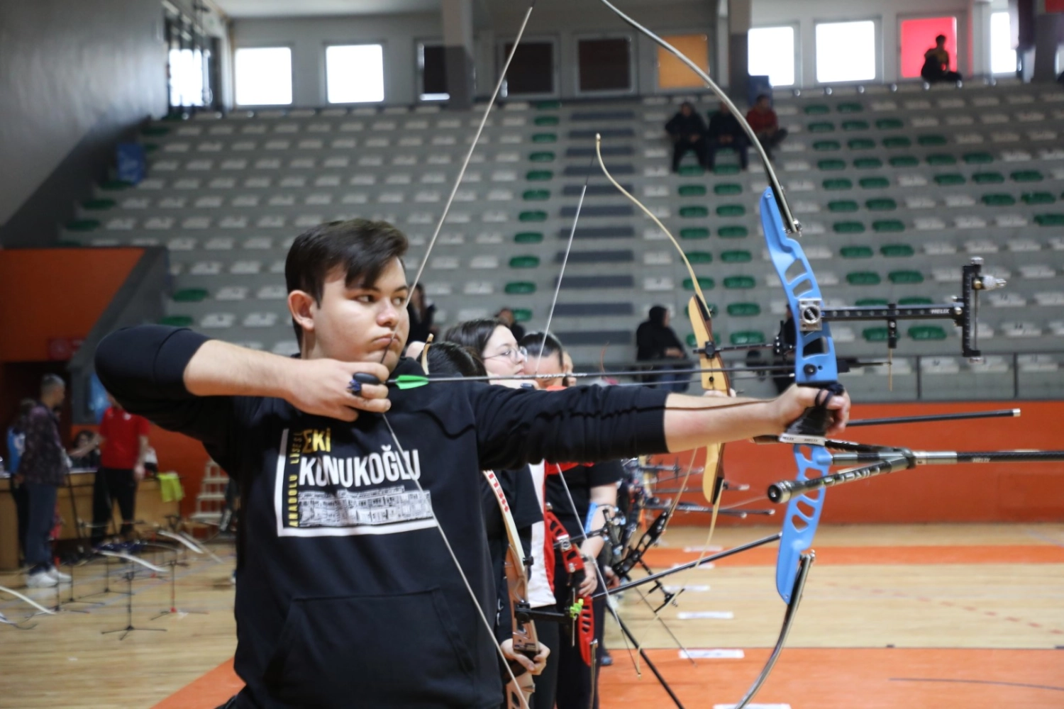 Bursa İnegöl'de 9. Okullar Arası Spor Festivali'nde okçuluk müsabakaları.