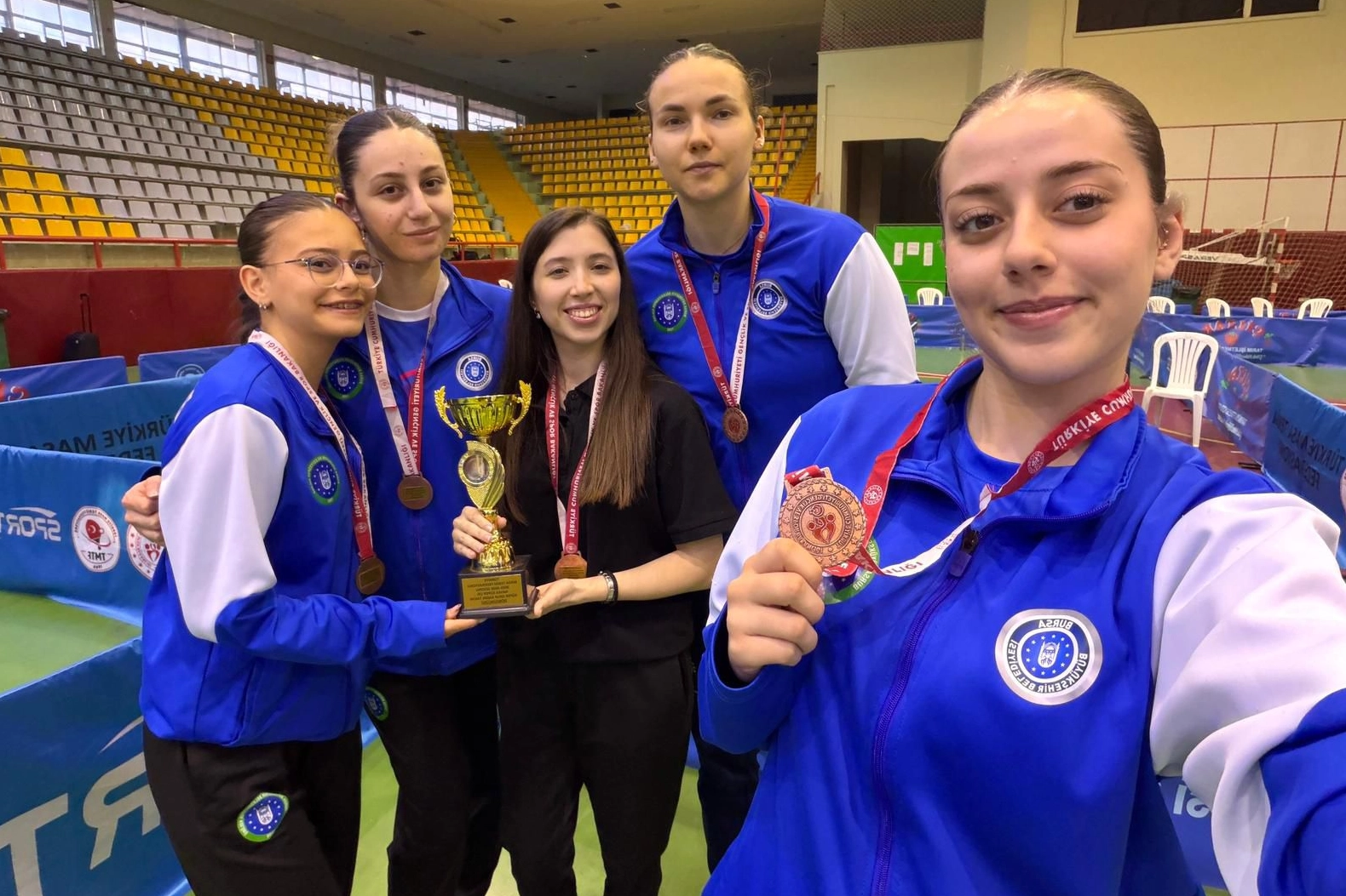 Bursa Büyükşehir Belediyespor masa tenisi takımı oyuncuları müsabaka sırasında