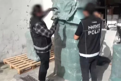 Esenyurt'ta polis tarafından bir buzdolabına gizlenmiş uyuşturucu maddelerin ele geçirildiği operasyona ait görsel.