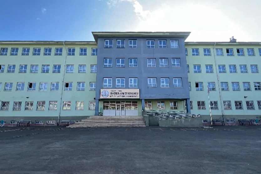 Siverek'te bir lisede meydana gelen silahlı saldırı sonucu yaralananların olduğu olay yeri