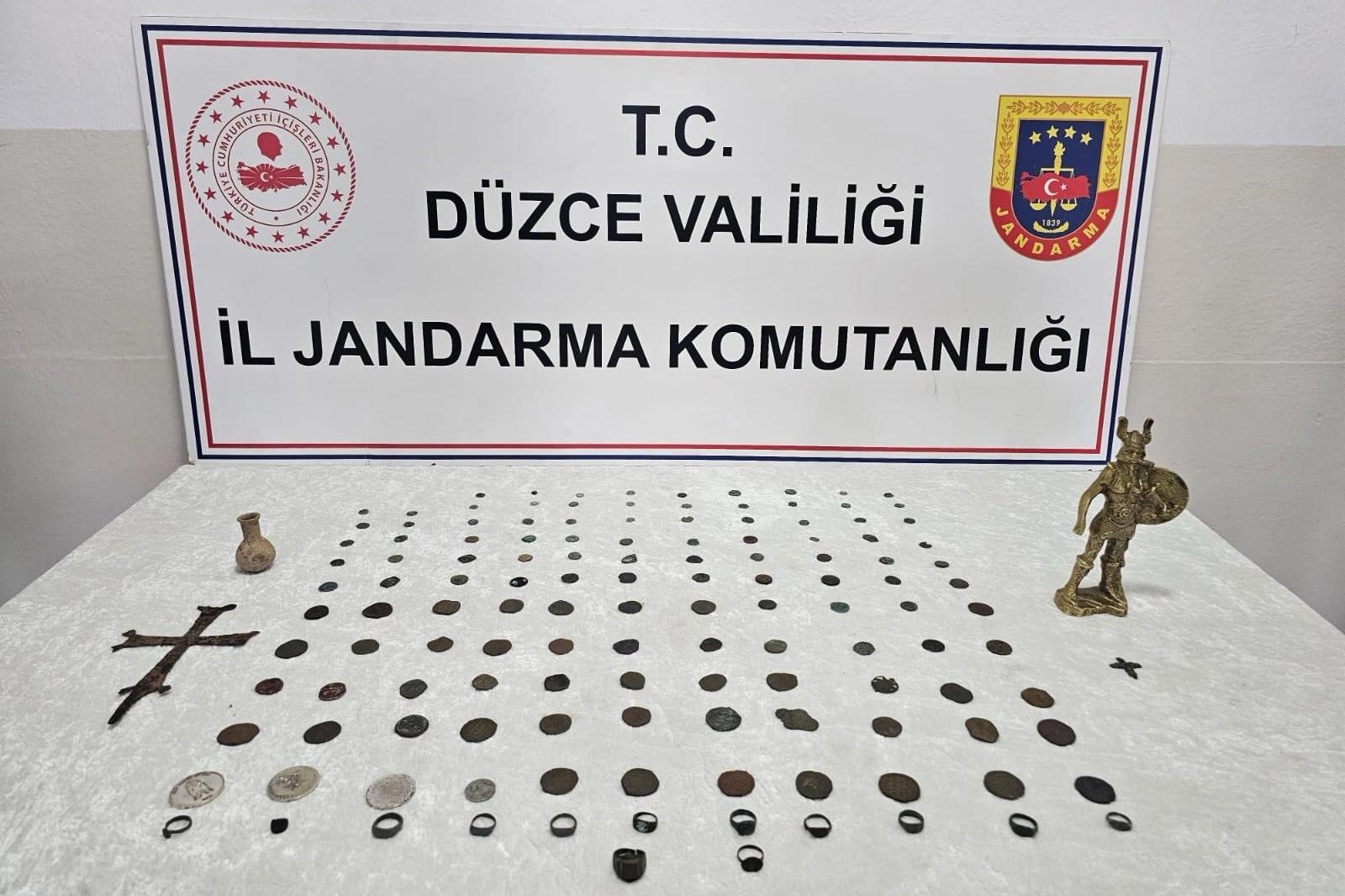 Düzce'de tarihi eser kaçakçılığı operasyonunda ele geçirilen eserler