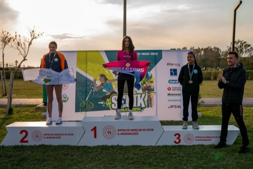 Osmangazi Belediyespor triatlon takımı sporcuları Türkiye Şampiyonası'nda madalya kürsüsünde.
