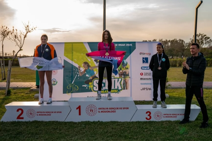 Osmangazi Belediyespor triatlon takımı sporcuları Türkiye Şampiyonası'nda madalya kürsüsünde.