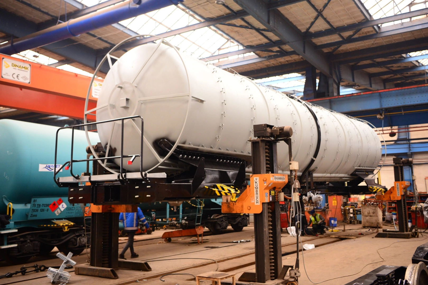 Milli Savunma Bakanlığı için TÜRASAŞ tarafından üretilen yerli ZACENS tipi sarnıç yük vagonu