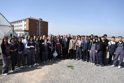 Konya Milletvekili Mehmet Baykan ve Büyükşehir Belediye Başkanı Uğur İbrahim Altay, Celaleddin Karatay Tarım Mesleki ve Teknik Anadolu Lisesi öğrencileriyle bir araya geldi.