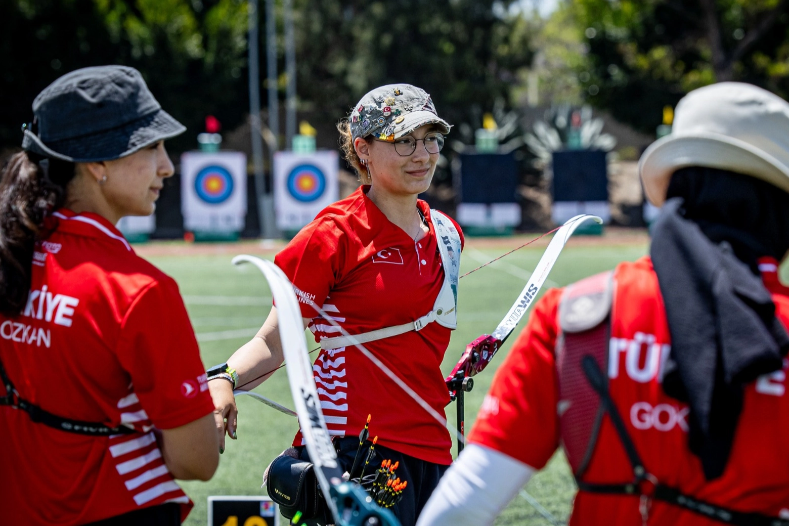 Milli okçu Dünya Yenihayat'ın Dünya Kupası'nda kazandığı gümüş madalya ile sevinci.