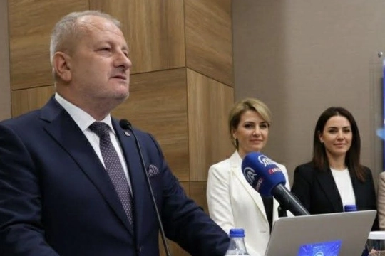 Balıkçıların ağlarla denizde avlanma görüntüsü, sezonun zorlu geçtiğini simgeliyor.