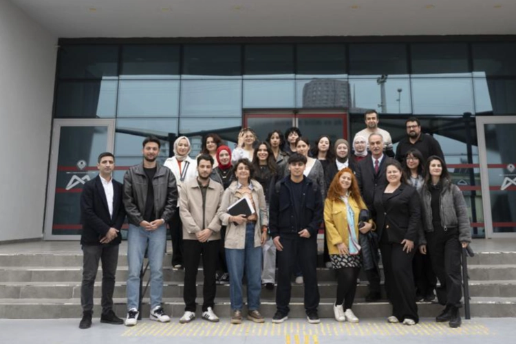 Mersin'de MINKA projesi kapsamında düzenlenen biyoçeşitlilik izleme etkinliğinde öğrenciler deniz canlılarını inceliyor.