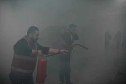 İzmir'de deprem ve yangın tatbikatı yapıldı, afetlere hazırlık test edildi.