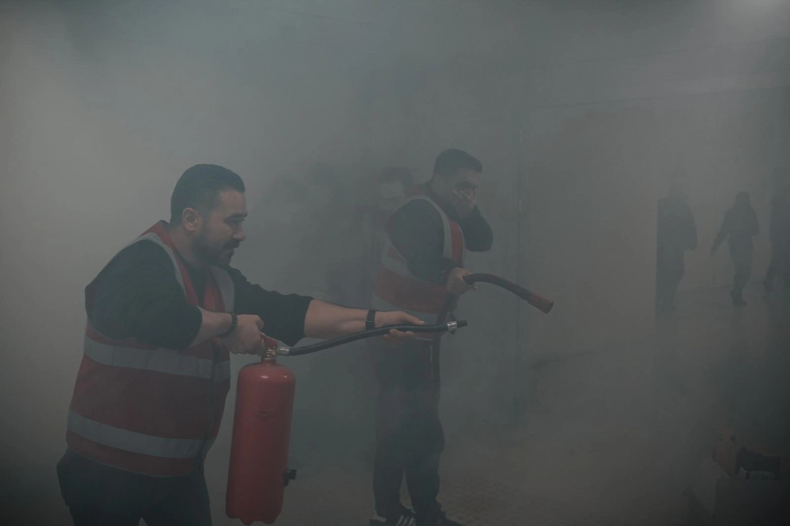 İzmir'de deprem ve yangın tatbikatı yapıldı, afetlere hazırlık test edildi.