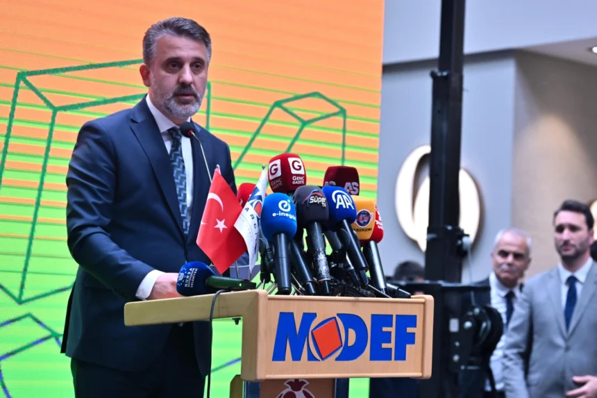 İnegöl mobilya fuarı açılışında protokol üyeleri kurdele kesiyor