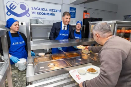 İzmir'de 25 TL'ye sunulan uygun fiyatlı Kent Lokantası sofrası