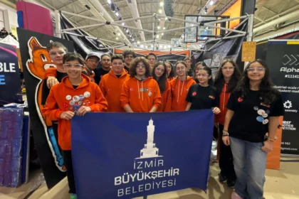 İzmirli genç mucitler, FIRST Robotics Competition'da Jüri Özel Ödülü'nü kazanmalarını kutluyor.