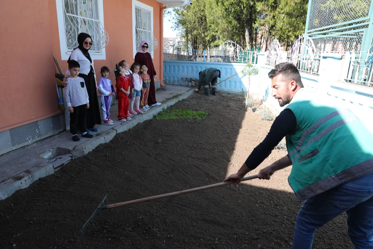 Kocasinan Belediyesi'nin tarım uygulama alanında fidan diken çocuklar