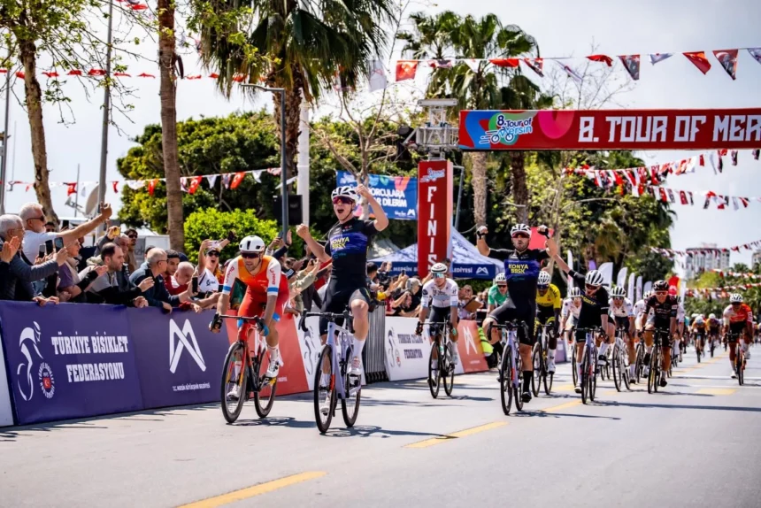Konya Büyükşehir Belediyespor bisiklet takımı Tour of Mersin'de madalya kazanırken genel görünüm.