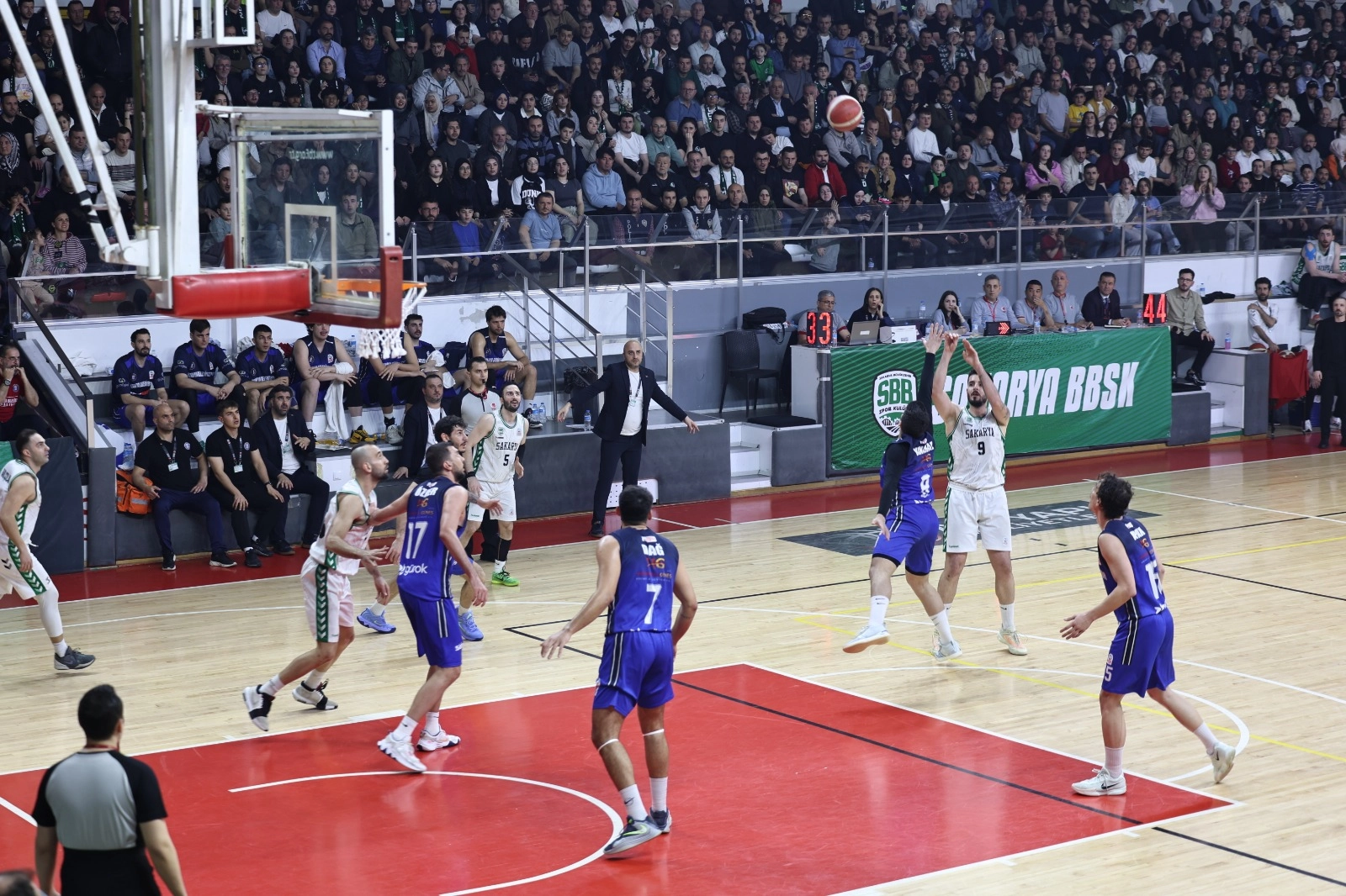 Sakarya Büyükşehir Basketbol takımı, Kütahya Belediyesi karşısında yarı final serisinin ilk maçını kazandı.