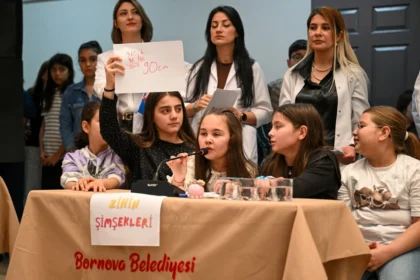 Bornova Belediyesi tarafından düzenlenen bilgi yarışmasında öğrenciler mücadele ediyor