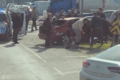 Düzce Olimpiyat Kavşağı'nda meydana gelen trafik kazasında bir kişi yaralandı.