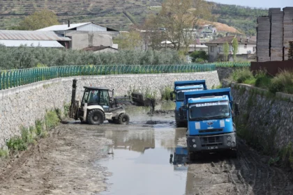 Bursa'da derelerde taşkın riskine karşı temizlik çalışması