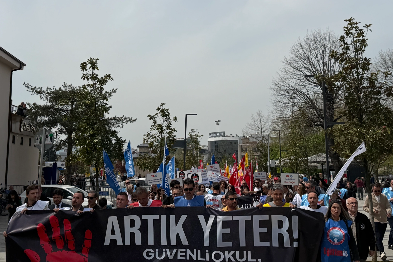 Eğitim sendikaları Düzce'de okullardaki şiddet olaylarına tepki gösterdi.